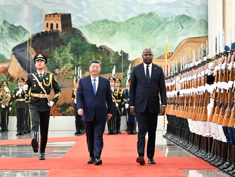 4月21日下午，国家主席习近平在北京人民大会堂同来华进行国事访问的莫桑比克总统查波举行会谈。这是会谈前，习近平在人民大会堂北大厅为查波举行欢迎仪式。图片来源：新华网