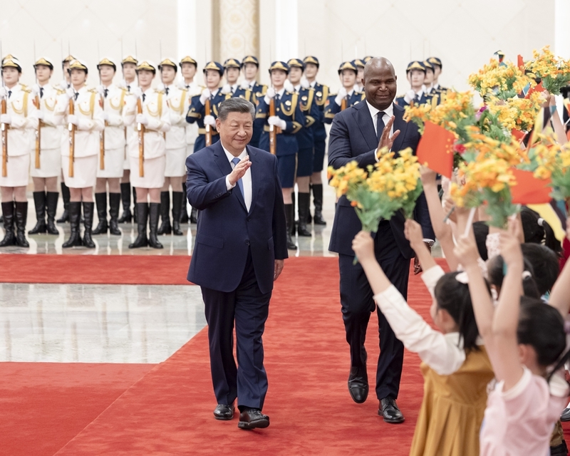 4月21日下午，国家主席习近平在北京人民大会堂同来华进行国事访问的莫桑比克总统查波举行会谈。这是会谈前，习近平在人民大会堂北大厅为查波举行欢迎仪式。图片来源：新华网