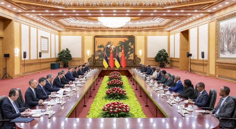 4月21日下午，国家主席习近平在北京人民大会堂同来华进行国事访问的莫桑比克总统查波举行会谈。图片来源：新华网