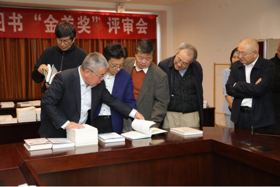 评委现场评选获奖图书