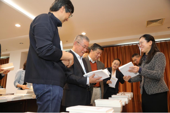 评委现场评选获奖图书