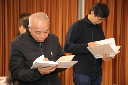 评委现场评选获奖图书