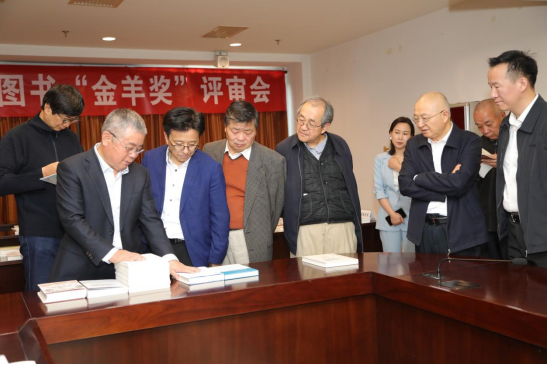 评委现场评选获奖图书