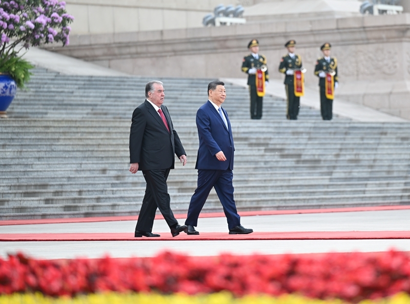 5月12日下午，国家主席习近平在北京人民大会堂同来华进行国事访问的塔吉克斯坦总统拉赫蒙举行会谈。这是会谈前，习近平在人民大会堂东门外广场为拉赫蒙举行欢迎仪式。图片来源：新华网