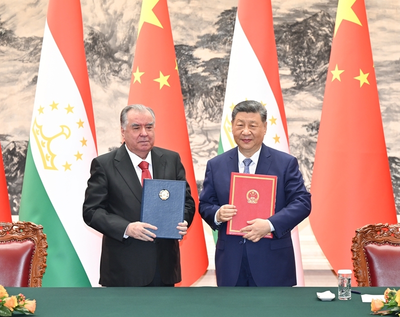 5月12日下午，国家主席习近平在北京人民大会堂同来华进行国事访问的塔吉克斯坦总统拉赫蒙举行会谈。会谈后，两国元首共同出席合作文件签字仪式。图片来源：新华网