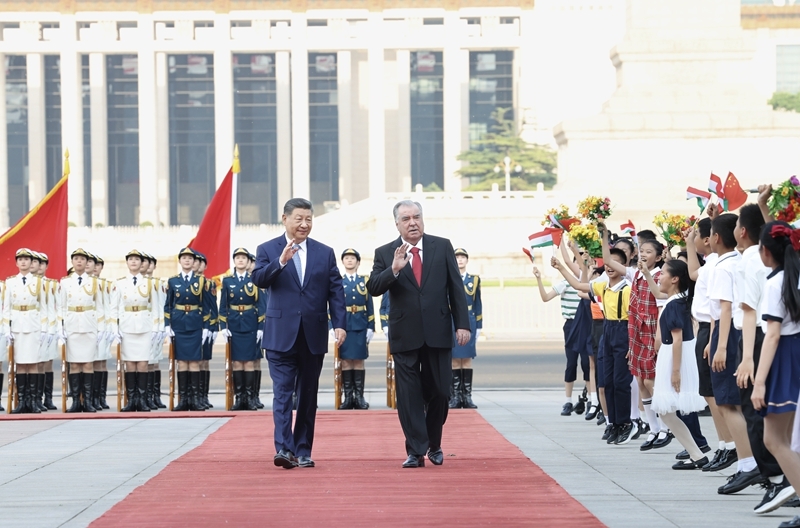 5月12日下午，国家主席习近平在北京人民大会堂同来华进行国事访问的塔吉克斯坦总统拉赫蒙举行会谈。这是会谈前，习近平在人民大会堂东门外广场为拉赫蒙举行欢迎仪式。图片来源：新华网