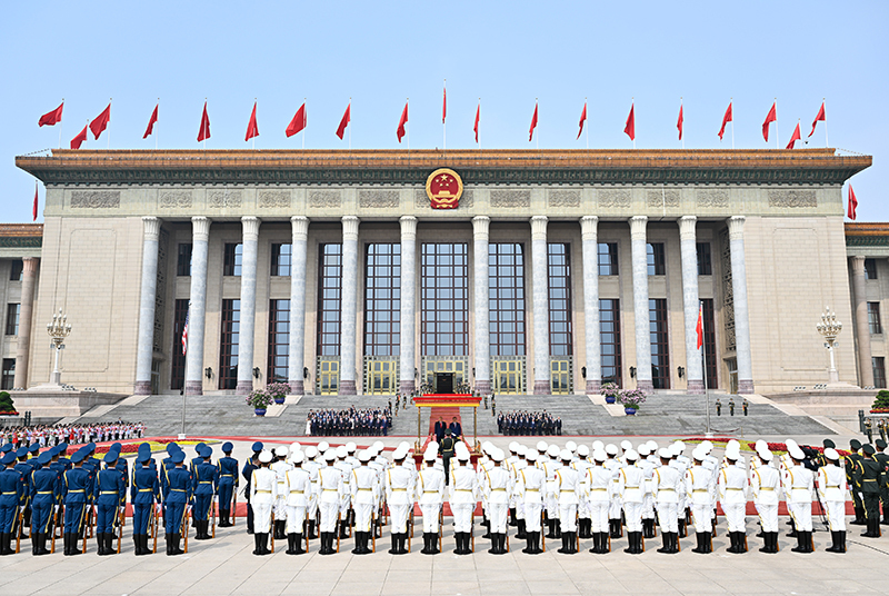 5月14日上午，国家主席习近平在北京人民大会堂同来华进行国事访问的美国总统特朗普举行会谈。会谈前，习近平在人民大会堂东门外广场为特朗普举行欢迎仪式。图片来源：新华网