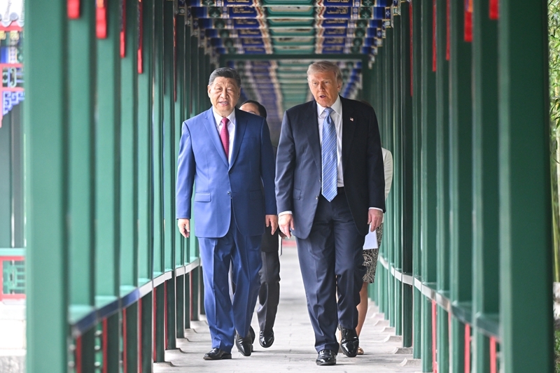 5月15日上午，国家主席习近平在中南海同美国总统特朗普举行小范围会晤。这是特朗普抵达时，习近平热情迎接。图片来源：新华网