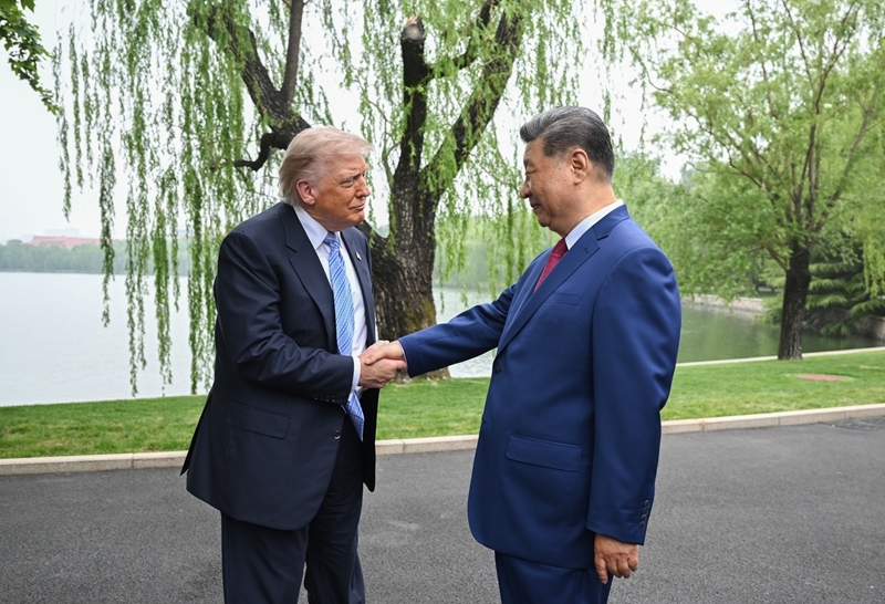 5月15日上午，国家主席习近平在中南海同美国总统特朗普举行小范围会晤。这是特朗普抵达时，习近平热情迎接。图片来源：新华网