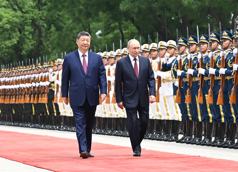 5月20日上午，国家主席习近平在北京人民大会堂同来华进行国事访问的俄罗斯总统普京举行会谈。会谈前，习近平在人民大会堂东门外广场为普京举行欢迎仪式。图片来源：新华网