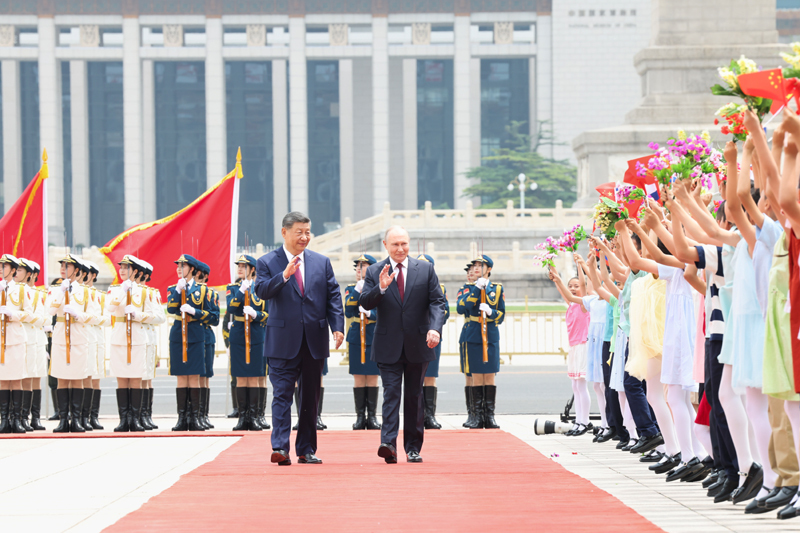 5月20日上午，国家主席习近平在北京人民大会堂同来华进行国事访问的俄罗斯总统普京举行会谈。会谈前，习近平在人民大会堂东门外广场为普京举行欢迎仪式。图片来源：新华网