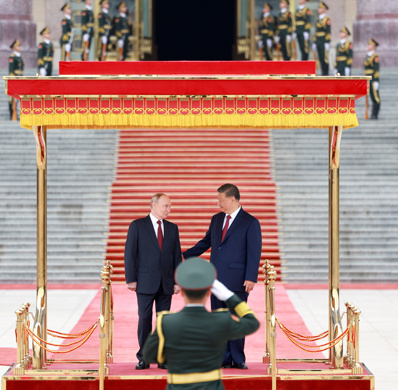 5月20日上午，国家主席习近平在北京人民大会堂同来华进行国事访问的俄罗斯总统普京举行会谈。会谈前，习近平在人民大会堂东门外广场为普京举行欢迎仪式。图片来源：新华网