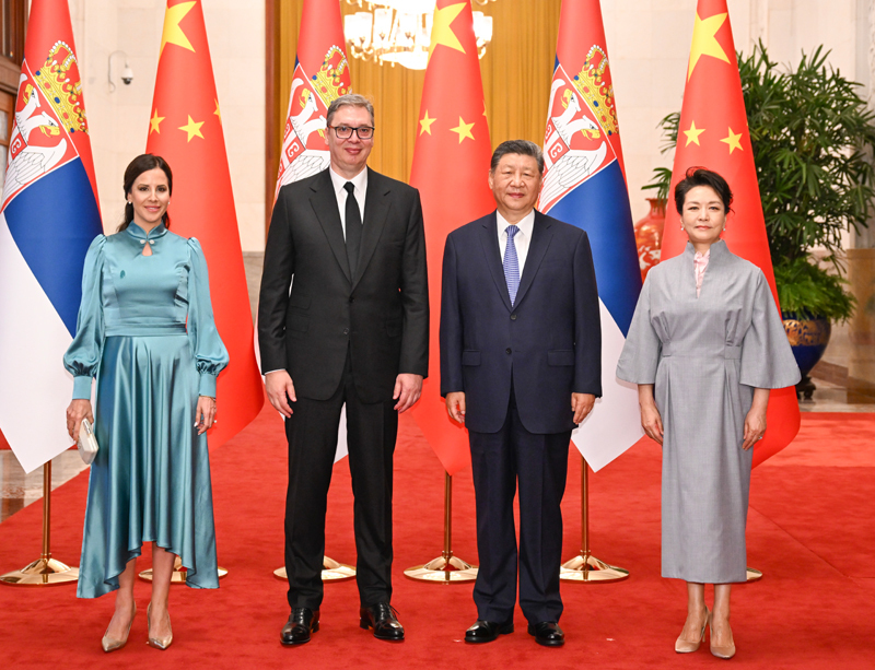 5月25日下午，国家主席习近平在北京人民大会堂同来华进行国事访问的塞尔维亚总统武契奇举行会谈。这是会谈前，习近平和夫人彭丽媛同武契奇和夫人塔玛拉合影。图片来源：新华网