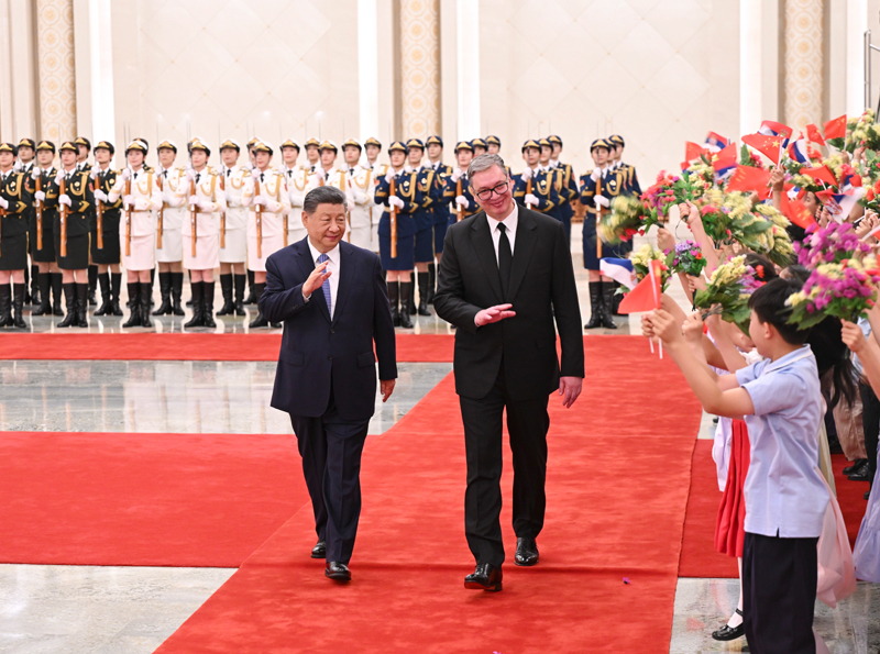 5月25日下午，国家主席习近平在北京人民大会堂同来华进行国事访问的塞尔维亚总统武契奇举行会谈。这是会谈前，习近平在人民大会堂北大厅为武契奇举行欢迎仪式。图片来源：新华网