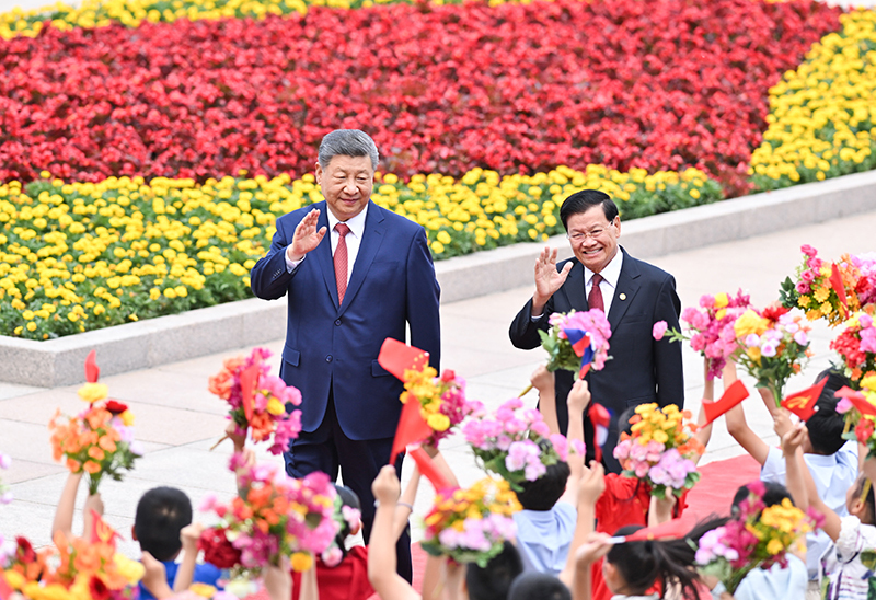 6月5日下午，中共中央总书记、国家主席习近平在北京人民大会堂同来华进行国事访问的老挝人民革命党中央总书记、国家主席通伦举行会谈。这是会谈前，习近平在人民大会堂东门外广场为通伦举行欢迎仪式。图片来源：新华网