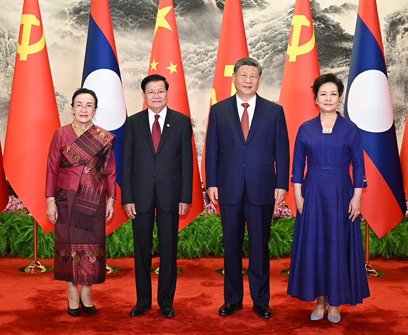 6月5日下午，中共中央总书记、国家主席习近平在北京人民大会堂同来华进行国事访问的老挝人民革命党中央总书记、国家主席通伦举行会谈。这是会谈前，习近平和夫人彭丽媛同通伦和夫人娜丽合影。图片来源：新华网