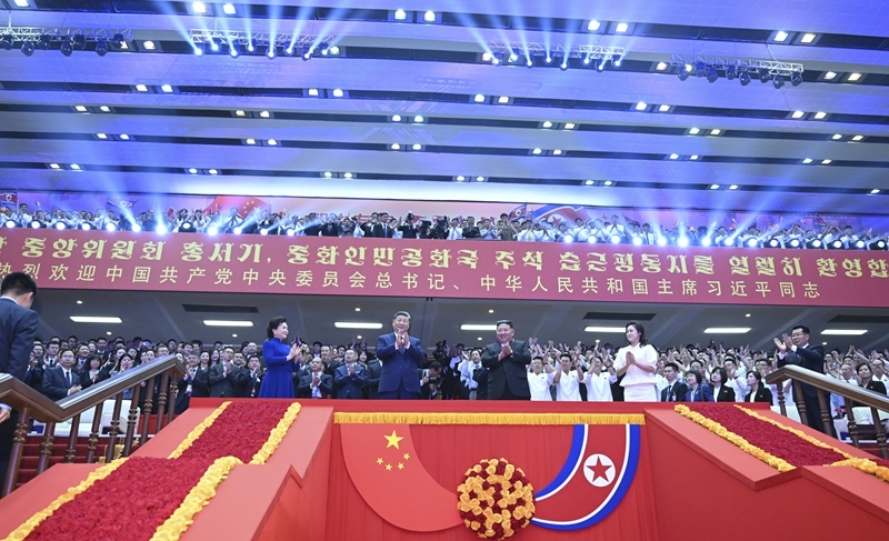 当地时间6月8日晚，中共中央总书记、国家主席习近平和夫人彭丽媛在朝鲜劳动党总书记、国务委员长金正恩和夫人李雪主陪同下，在平壤体育馆同朝鲜各界群众一道观看专场文艺演出。图片来源：新华网