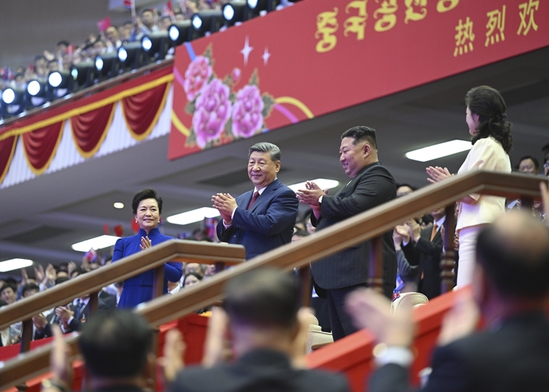 当地时间6月8日晚，中共中央总书记、国家主席习近平和夫人彭丽媛在朝鲜劳动党总书记、国务委员长金正恩和夫人李雪主陪同下，在平壤体育馆同朝鲜各界群众一道观看专场文艺演出。图片来源：新华网