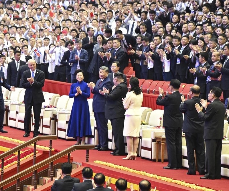 当地时间6月8日晚，中共中央总书记、国家主席习近平和夫人彭丽媛在朝鲜劳动党总书记、国务委员长金正恩和夫人李雪主陪同下，在平壤体育馆同朝鲜各界群众一道观看专场文艺演出。图片来源：新华网