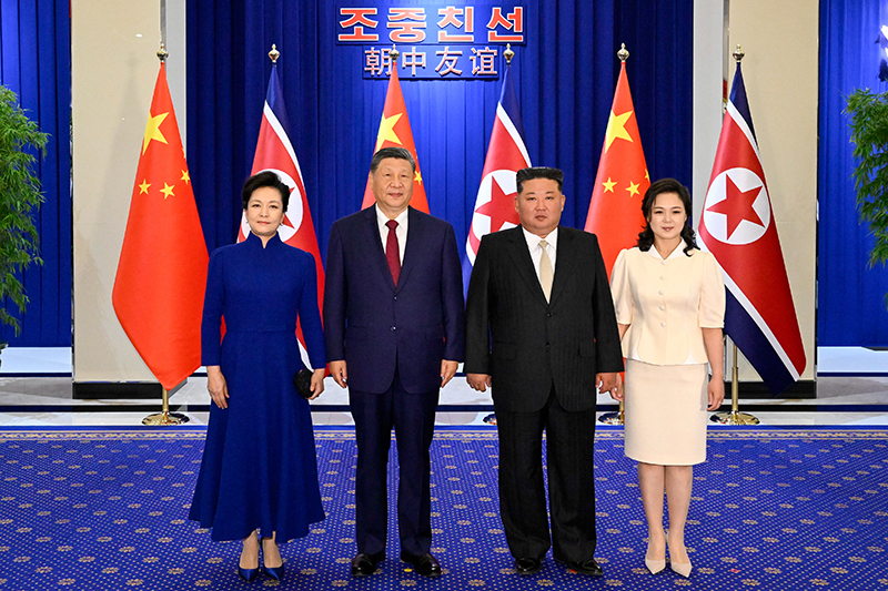 当地时间6月8日晚，中共中央总书记、国家主席习近平和夫人彭丽媛在平壤木兰馆出席朝鲜劳动党总书记、国务委员长金正恩举行的欢迎宴会。这是习近平和彭丽媛同金正恩和夫人李雪主亲切合影。图片来源：新华网