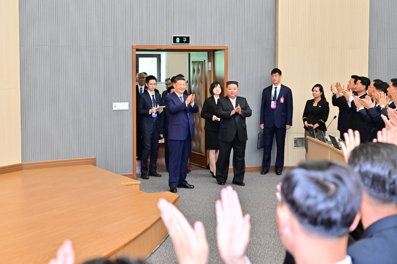 当地时间6月9日上午，中共中央总书记、国家主席习近平在朝鲜劳动党总书记、国务委员长金正恩陪同下，参访位于平壤的朝鲜劳动党中央干部学校。这是在金正恩陪同下，习近平步入学校阶梯教室。图片来源：新华网