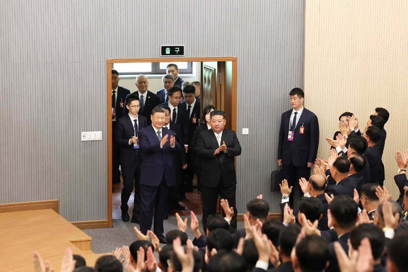 当地时间6月9日上午，中共中央总书记、国家主席习近平在朝鲜劳动党总书记、国务委员长金正恩陪同下，参访位于平壤的朝鲜劳动党中央干部学校。这是在金正恩陪同下，习近平步入学校阶梯教室。图片来源：新华网