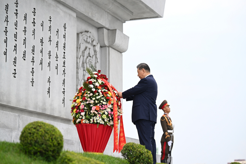 当地时间6月9日上午,正在朝鲜进行国事访问的中共中央总书记、国家主席习近平和夫人彭丽媛参谒中朝友谊塔。朝鲜劳动党总书记、国务委员长金正恩和夫人李雪主陪同。这是习近平整理花篮缎带。图片来源:新华网 当地时间6月9日上午,正在朝鲜进行国事访问的中共中央总书记、国家主席习近平和夫人彭丽媛参谒中朝友谊塔。朝鲜劳动党总书记、国务委员长金正恩和夫人李雪主陪同。这是习近平整理花篮缎带。图片来源:新华网
