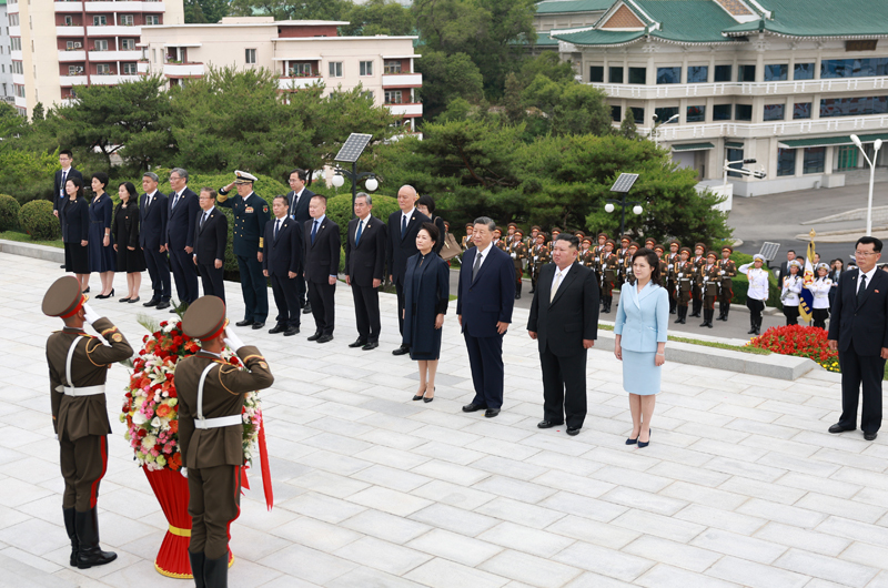 当地时间6月9日上午，正在朝鲜进行国事访问的中共中央总书记、国家主席习近平和夫人彭丽媛参谒中朝友谊塔。朝鲜劳动党总书记、国务委员长金正恩和夫人李雪主陪同。图片来源：新华网