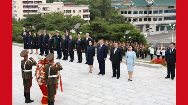 习近平和彭丽媛参谒中朝友谊塔