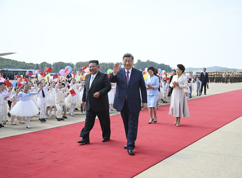 当地时间6月9日下午，中共中央总书记、国家主席习近平结束对朝鲜的国事访问离开平壤。朝鲜劳动党总书记、国务委员长金正恩和夫人李雪主到机场送行，为习近平和夫人彭丽媛举行隆重的欢送仪式。图片来源：新华网