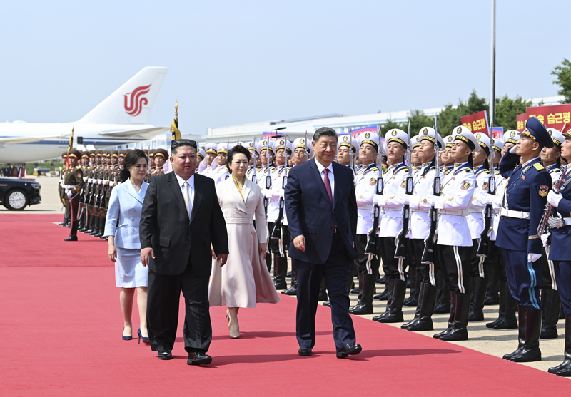 当地时间6月9日下午,中共中央总书记、国家主席习近平结束对朝鲜的国事访问离开平壤。朝鲜劳动党总书记、国务委员长金正恩和夫人李雪主到机场送行,为习近平和夫人彭丽媛举行隆重的欢送仪式。图片来源:新华网 当地时间6月9日下午,中共中央总书记、国家主席习近平结束对朝鲜的国事访问离开平壤。朝鲜劳动党总书记、国务委员长金正恩和夫人李雪主到机场送行,为习近平和夫人彭丽媛举行隆重的欢送仪式。图片来源:新华网