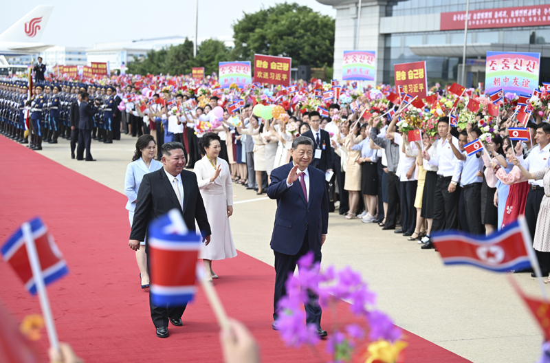 当地时间6月9日下午，中共中央总书记、国家主席习近平结束对朝鲜的国事访问离开平壤。朝鲜劳动党总书记、国务委员长金正恩和夫人李雪主到机场送行，为习近平和夫人彭丽媛举行隆重的欢送仪式。图片来源：新华网