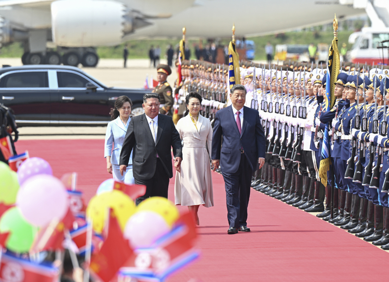 当地时间6月9日下午，中共中央总书记、国家主席习近平结束对朝鲜的国事访问离开平壤。朝鲜劳动党总书记、国务委员长金正恩和夫人李雪主到机场送行，为习近平和夫人彭丽媛举行隆重的欢送仪式。图片来源：新华网