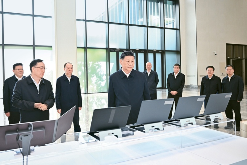 2025年11月7日至8日，中共中央总书记、国家主席、中央军委主席习近平在广东考察。这是8日上午，习近平在广州察看广东科技创新和产业创新融合发展成果展示。图片来源：新华网