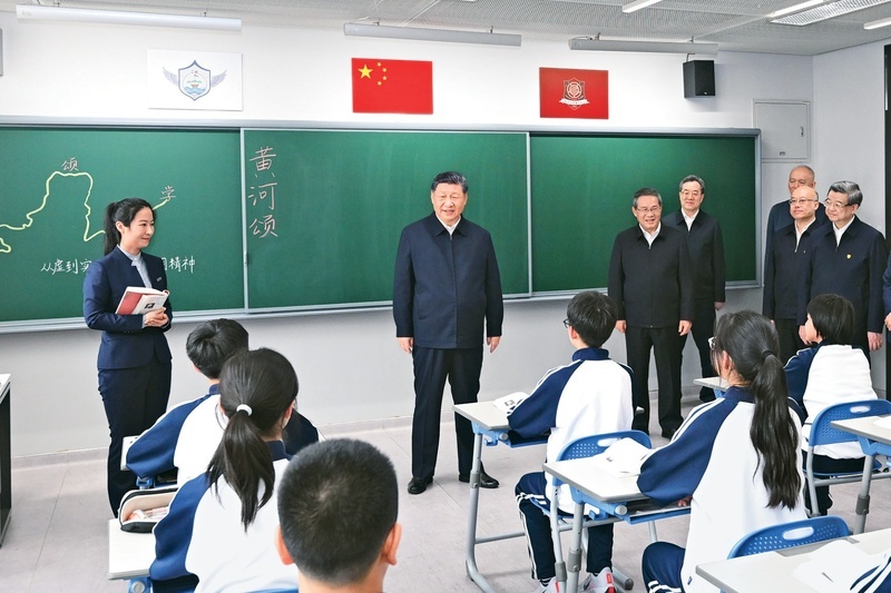 2026年3月23日，中共中央总书记、国家主席、中央军委主席习近平在河北雄安新区考察，并主持召开深入推进雄安新区高质量建设和发展座谈会。这是23日上午，习近平在北京四中雄安校区考察时，走进教室同师生亲切交谈。图片来源：新华网