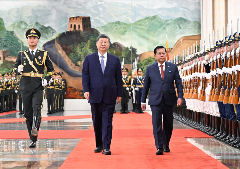 6月16日上午，国家主席习近平在北京人民大会堂同来华进行国事访问的缅甸总统敏昂莱举行会谈。这是会谈前，习近平在人民大会堂北大厅为敏昂莱举行欢迎仪式。图片来源：新华网