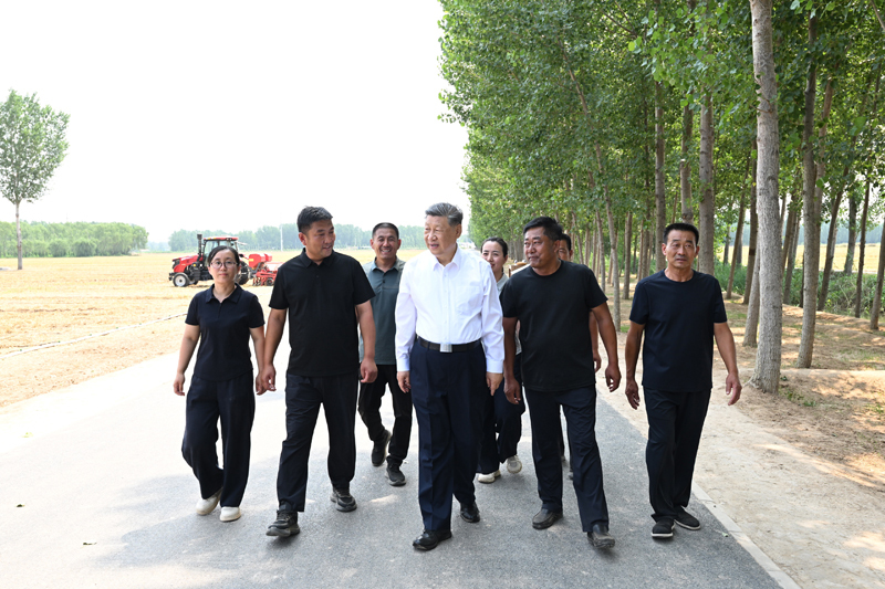 6月24日，中共中央总书记、国家主席、中央军委主席习近平在山东省德州市考察。这是习近平在陵城区边临镇东于架村同种粮大户、农机手、农技人员亲切交流。图片来源：新华网
