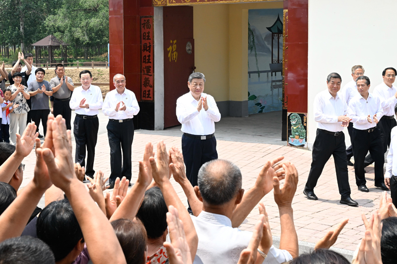 6月24日，中共中央总书记、国家主席、中央军委主席习近平在山东省德州市考察。这是习近平在陵城区边临镇西于架村，同村民们亲切交流。图片来源：新华网