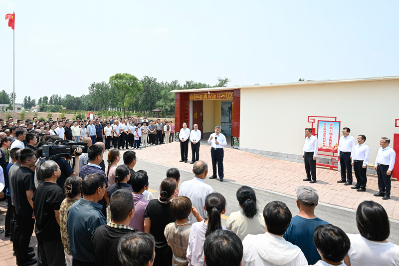 6月24日，中共中央总书记、国家主席、中央军委主席习近平在山东省德州市考察。这是习近平在陵城区边临镇西于架村，同村民们亲切交流。图片来源：新华网