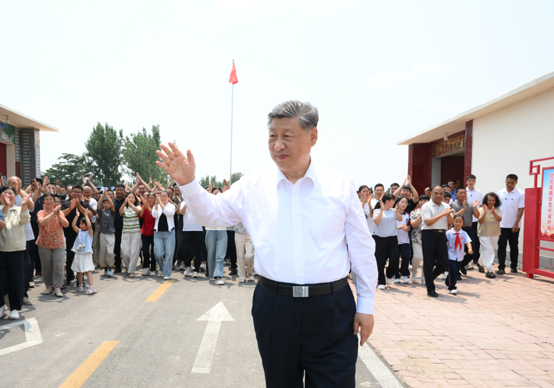 6月24日，中共中央总书记、国家主席、中央军委主席习近平在山东省德州市考察。这是习近平在陵城区边临镇西于架村，同村民们亲切交流。图片来源：新华网
