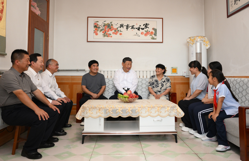 6月24日，中共中央总书记、国家主席、中央军委主席习近平在山东省德州市考察。这是习近平在陵城区边临镇西于架村村民于鑫辉家，同一家人围坐一起拉家常。图片来源：新华网