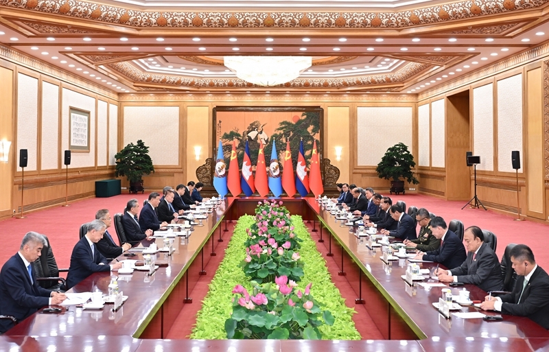 6月26日上午，中共中央总书记、国家主席习近平在北京人民大会堂会见柬埔寨人民党主席、参议院主席洪森。图片来源：新华网