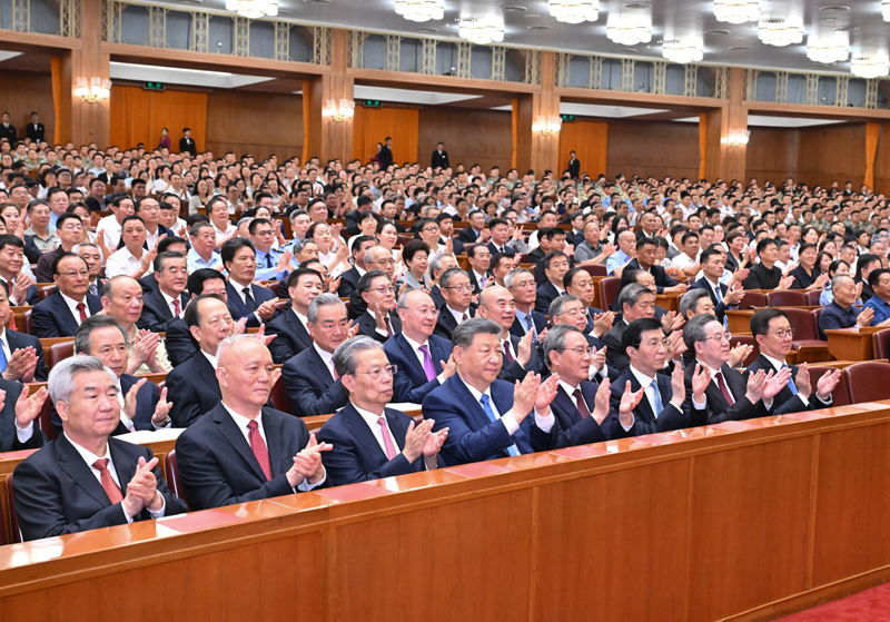 6月29日晚，庆祝中国共产党成立105周年音乐会《人民至上》在北京举行。习近平、李强、赵乐际、王沪宁、蔡奇、丁薛祥、李希、韩正等党和国家领导人，同约3000名观众一起观看演出。图片来源：新华网