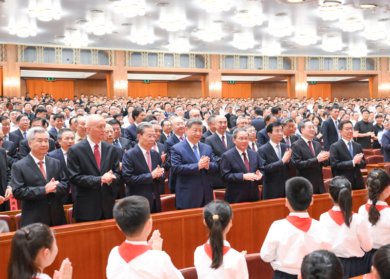 6月29日晚，庆祝中国共产党成立105周年音乐会《人民至上》在北京举行。习近平、李强、赵乐际、王沪宁、蔡奇、丁薛祥、李希、韩正等党和国家领导人，同约3000名观众一起观看演出。图片来源：新华网