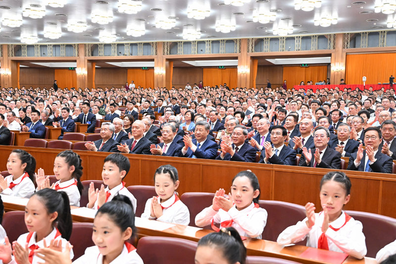 6月29日晚，庆祝中国共产党成立105周年音乐会《人民至上》在北京举行。习近平、李强、赵乐际、王沪宁、蔡奇、丁薛祥、李希、韩正等党和国家领导人，同约3000名观众一起观看演出。图片来源：新华网
