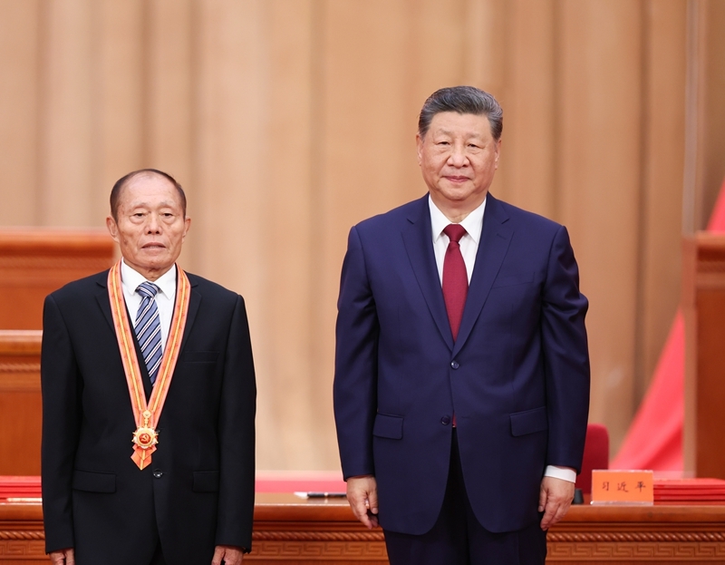 7月1日上午,庆祝中国共产党成立105周年大会在北京人民大会堂隆重举行。中共中央总书记、国家主席、中央军委主席习近平向“七一勋章”获得者李连成颁授勋章。图片来源:新华网 7月1日上午,庆祝中国共产党成立105周年大会在北京人民大会堂隆重举行。中共中央总书记、国家主席、中央军委主席习近平向“七一勋章”获得者李连成颁授勋章。图片来源:新华网