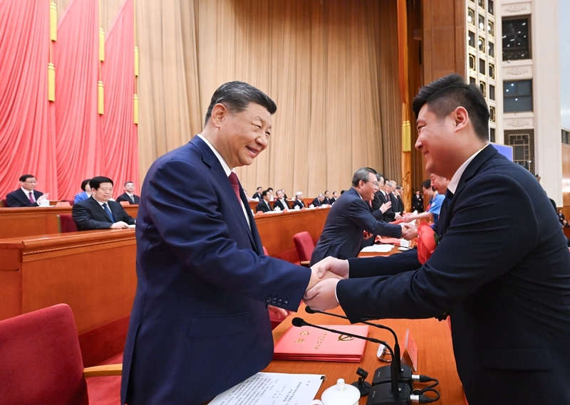 7月1日上午,庆祝中国共产党成立105周年大会在北京人民大会堂隆重举行。这是习近平等党和国家领导人为受表彰的全国“两优一先”代表颁奖。图片来源:新华网 7月1日上午,庆祝中国共产党成立105周年大会在北京人民大会堂隆重举行。这是习近平等党和国家领导人为受表彰的全国“两优一先”代表颁奖。图片来源:新华网
