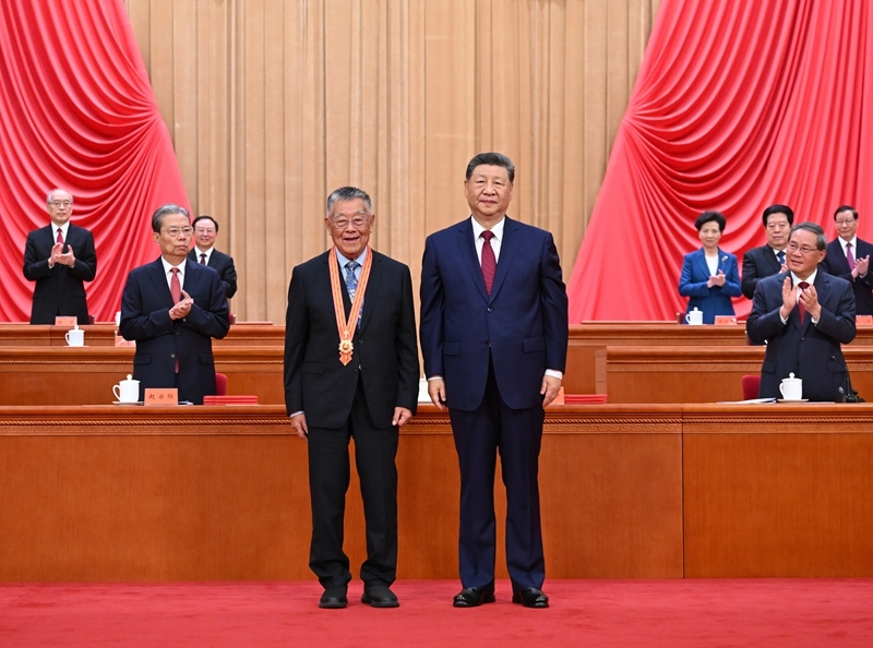 7月1日上午,庆祝中国共产党成立105周年大会在北京人民大会堂隆重举行。中共中央总书记、国家主席、中央军委主席习近平向“七一勋章”获得者赵亚夫颁授勋章。图片来源:新华网 7月1日上午,庆祝中国共产党成立105周年大会在北京人民大会堂隆重举行。中共中央总书记、国家主席、中央军委主席习近平向“七一勋章”获得者赵亚夫颁授勋章。图片来源:新华网