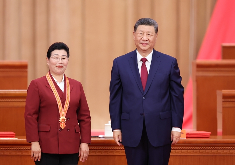 7月1日上午,庆祝中国共产党成立105周年大会在北京人民大会堂隆重举行。中共中央总书记、国家主席、中央军委主席习近平向“七一勋章”获得者吴亚琴颁授勋章。图片来源:新华网 7月1日上午,庆祝中国共产党成立105周年大会在北京人民大会堂隆重举行。中共中央总书记、国家主席、中央军委主席习近平向“七一勋章”获得者吴亚琴颁授勋章。图片来源:新华网