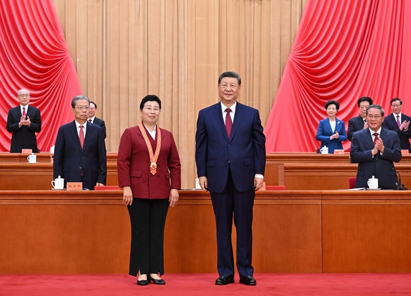 7月1日上午,庆祝中国共产党成立105周年大会在北京人民大会堂隆重举行。中共中央总书记、国家主席、中央军委主席习近平向“七一勋章”获得者吴亚琴颁授勋章。图片来源:新华网 7月1日上午,庆祝中国共产党成立105周年大会在北京人民大会堂隆重举行。中共中央总书记、国家主席、中央军委主席习近平向“七一勋章”获得者吴亚琴颁授勋章。图片来源:新华网